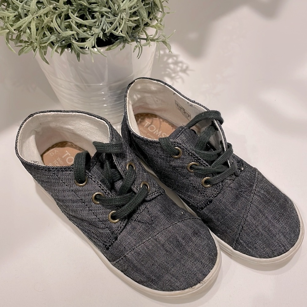 TOMS gender neutral laces sneaker. Size 12. EUC